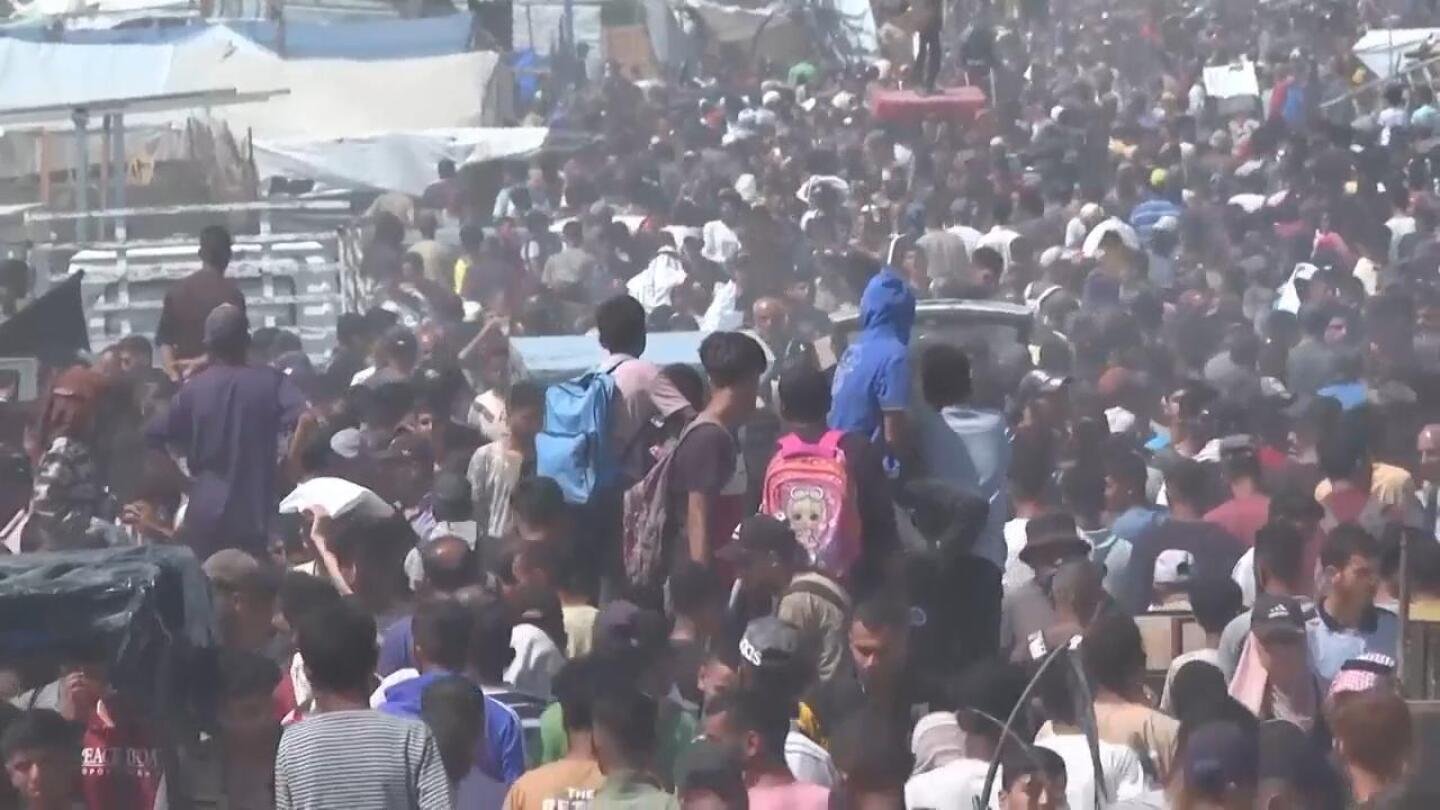 palestinians-say-israel-and-its-allies-fired-on-crowd-near-gaza-aid-site.-hospital-says-6-killed