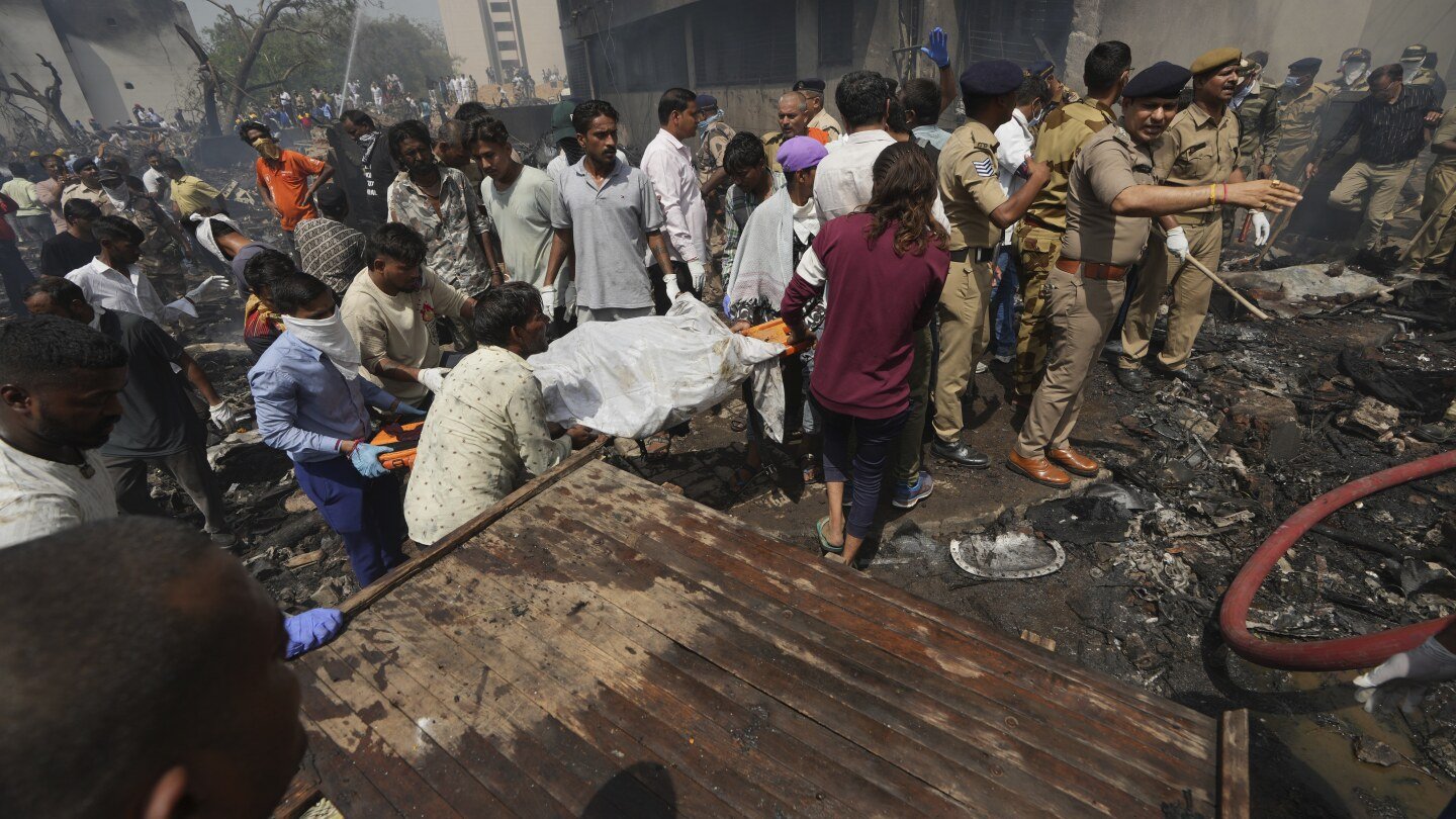un-avion-de-air-india-con-destino-a-londres-se-estrella-en-ahmedabad,-india,-con-mas-de-240-personas