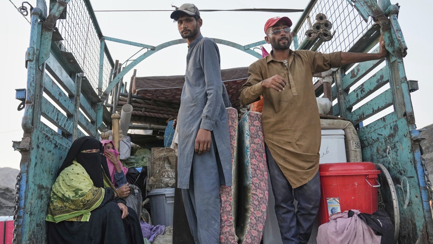 45-minutes-to-pack-up-a-lifetime-as-pakistan’s-foreigner-crackdown-sends-afghans-scrambling