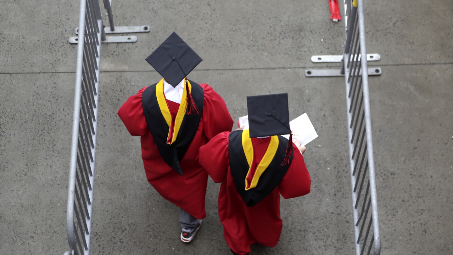 how-to-get-along-when-college-grads-move-back-home-with-parents