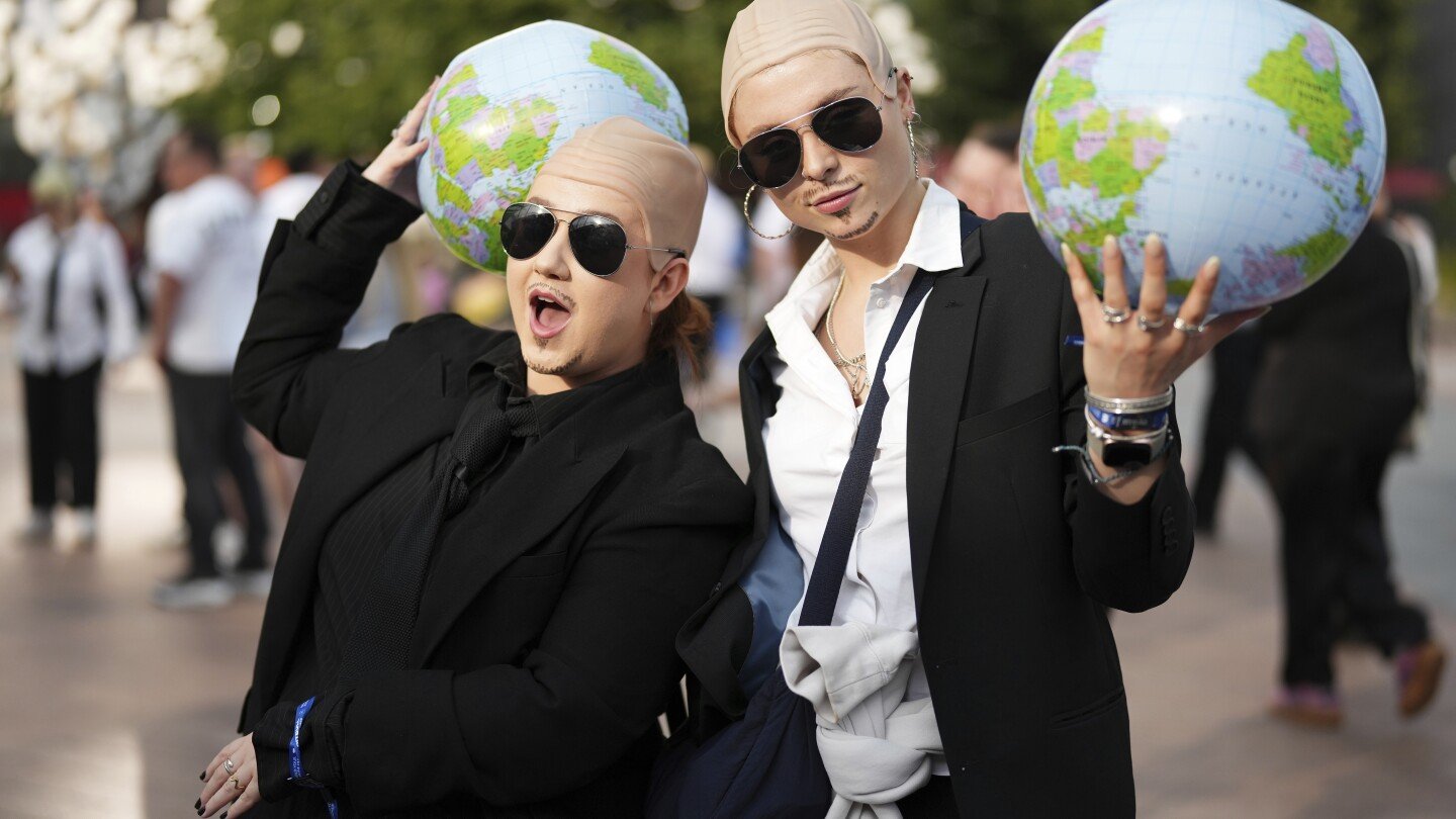 white-shirts-black-ties-bald-caps.-pitbull’s-fans-party-like-clones-worldwide