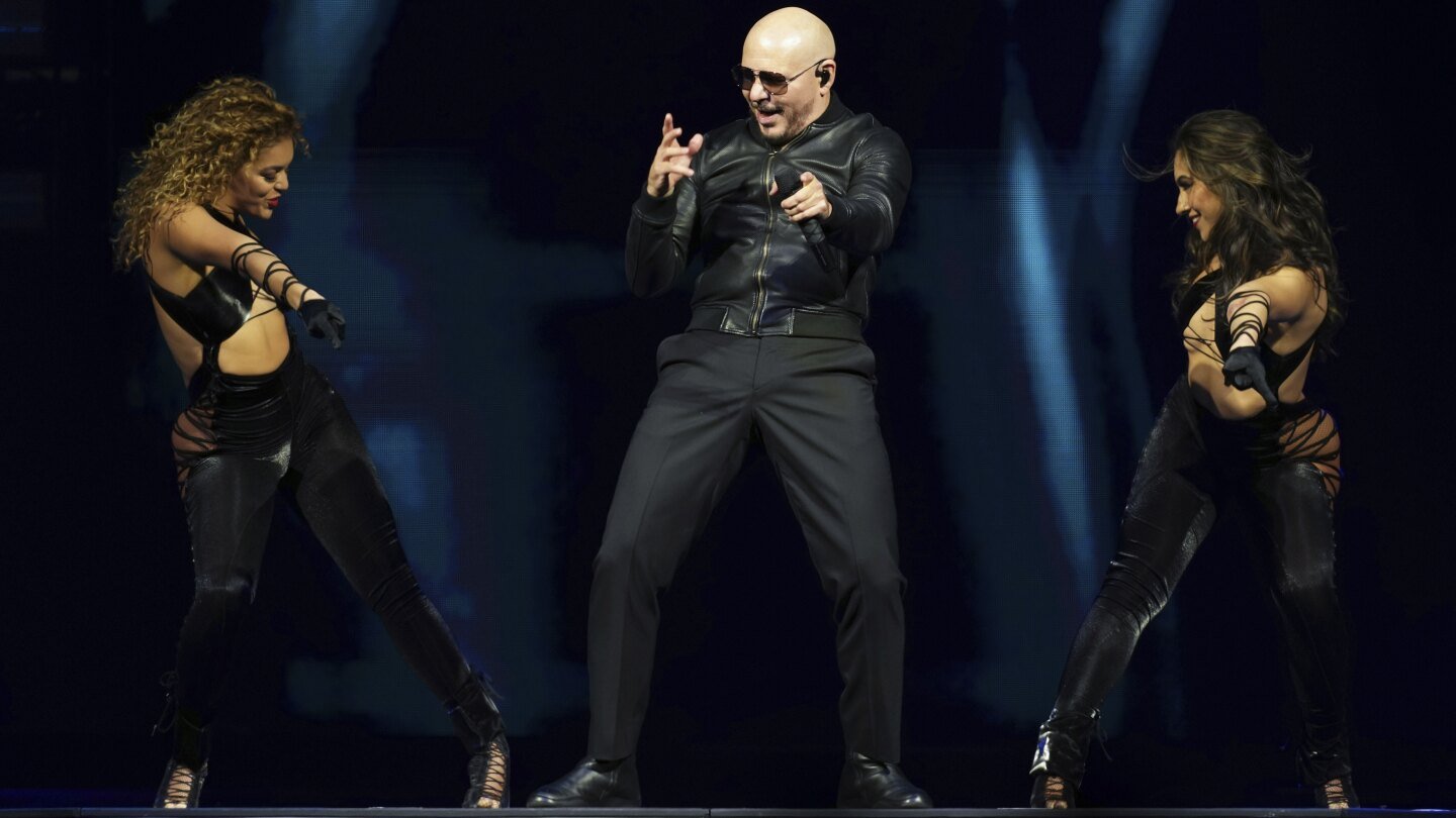 pitbull-is-a-fan-of-his-fans.-he-says-it’s-his-job-to-make-them-feel-good