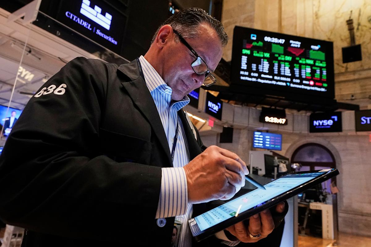 stock-market-today:-dow,-s&p-500,-nasdaq-drift-higher,-dollar-slides-amid-renewed-tariff-threats