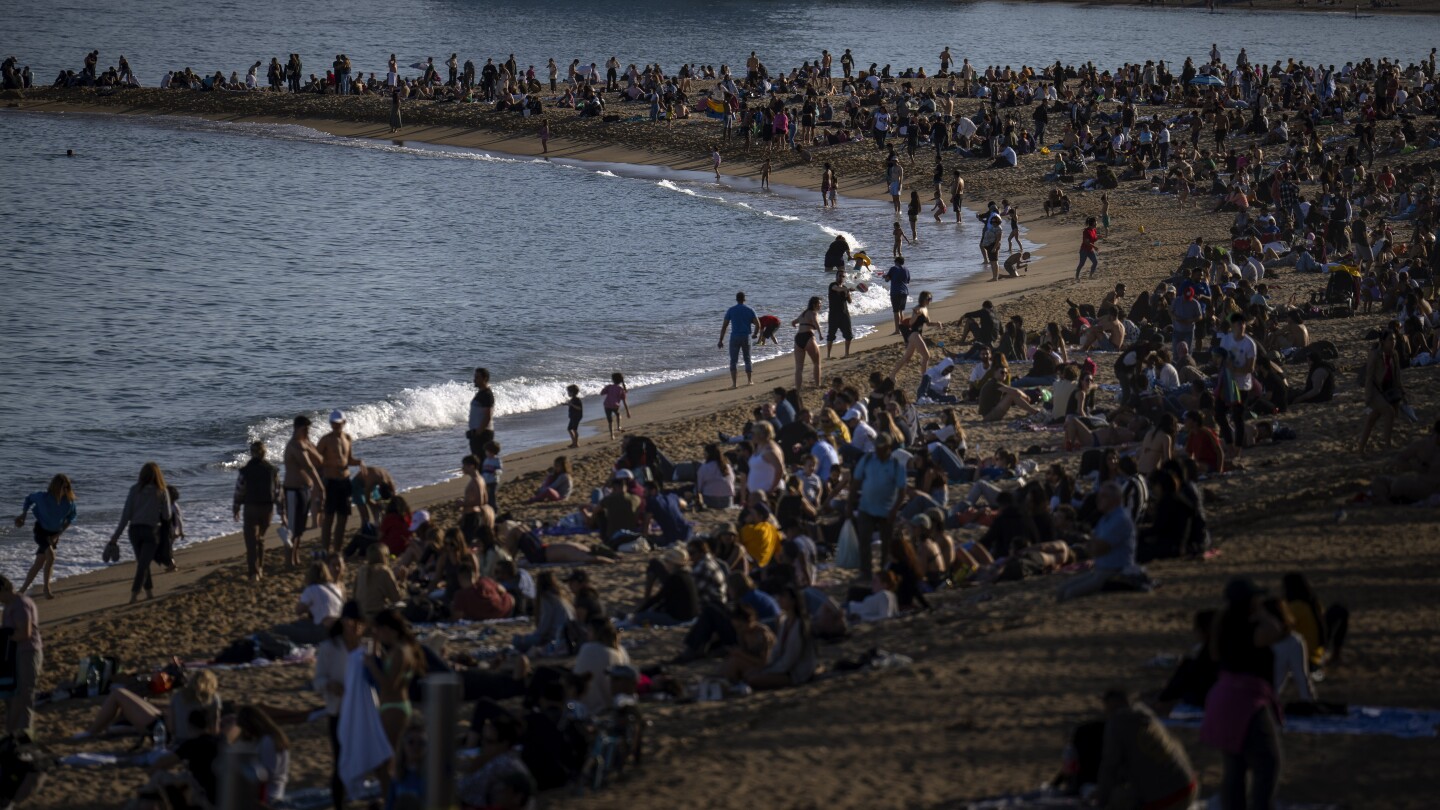 spaniards-packing-water-pistols-blame-impact-of-mass-tourism-for-housing-crunch