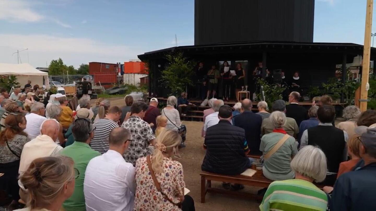 a-tiny-church-in-denmark-celebrates-community-and-coziness-within-12-walls-—-one-for-each-apostle