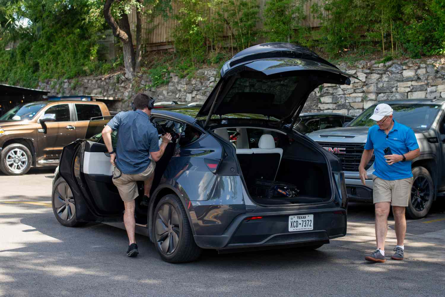 s&p-500-gains-and-losses-today:-robotaxi-drives-tesla-surge,-supermicro-stock-drops