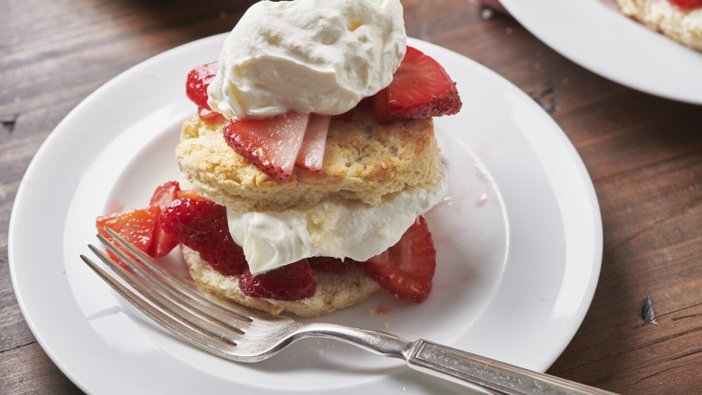 don’t-let-the-season-go-by-without-making-strawberry-shortcake