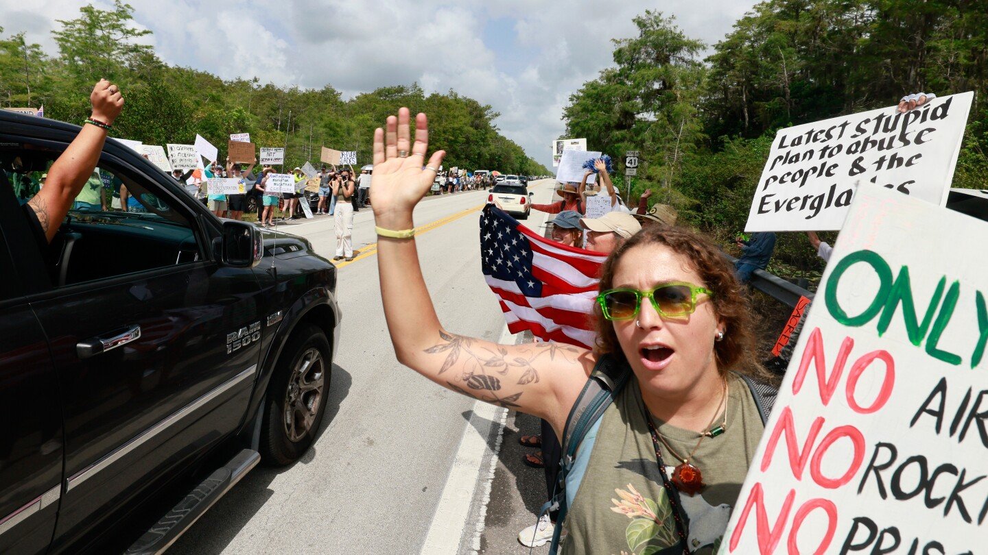 protesters-line-highway-in-florida-everglades-to-oppose-‘alligator-alcatraz’