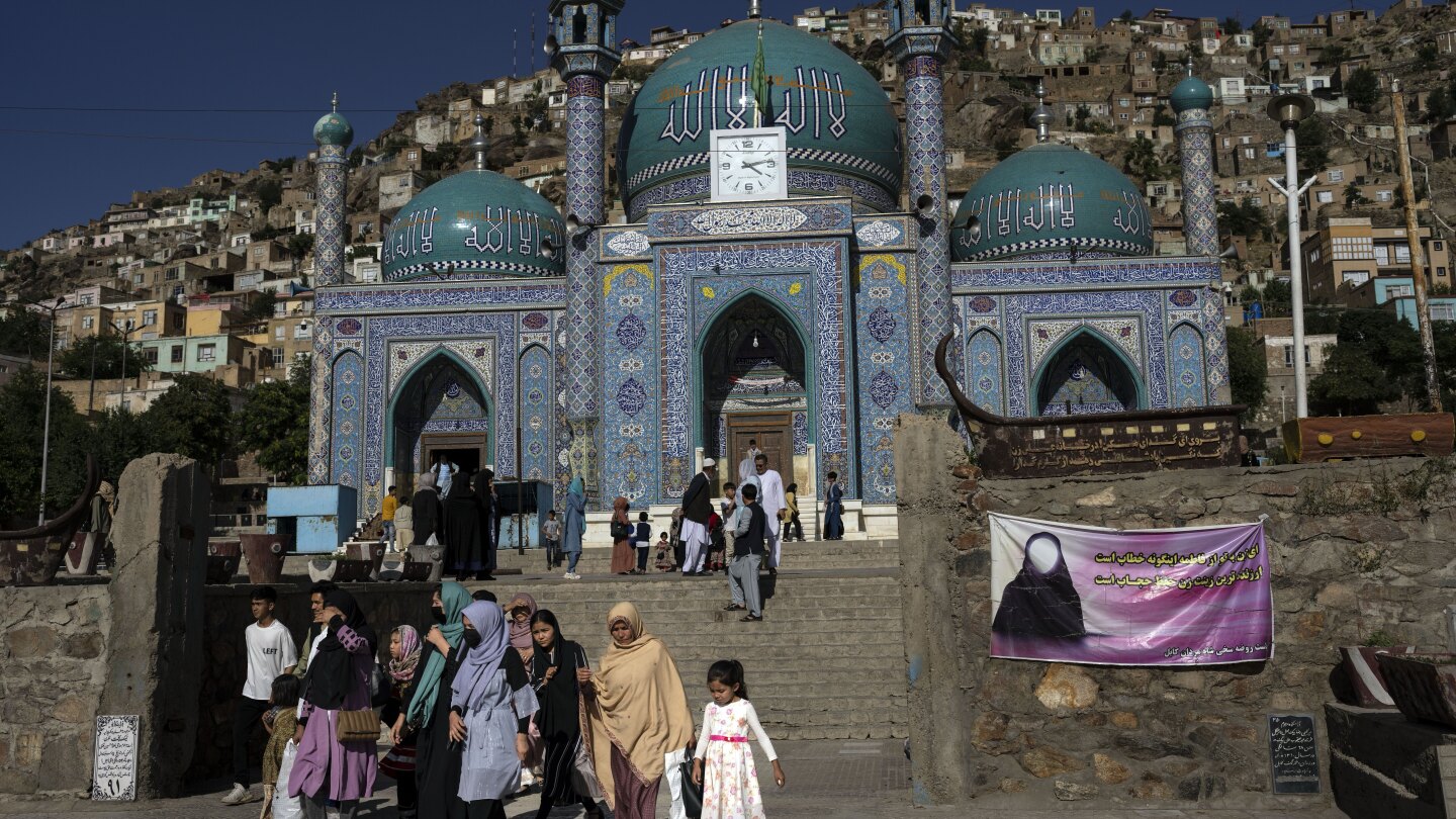 tourists-are-trickling-into-afghanistan-and-the-taliban-government-is-eager-to-welcome-them