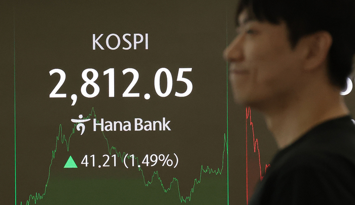 KOSPI and others are displayed on the status board of Hana Bank's dealing room in Jung-gu, Seoul on the 5th. [Photo = Yonhap News]