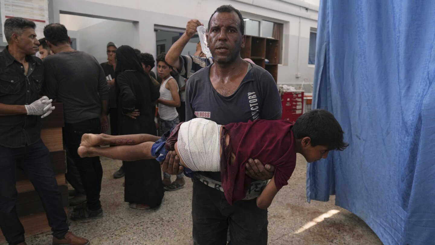 22-palestinians-killed-in-gaza-as-israeli-forces-fire-on-crowds-at-food-aid-sites,-medics-say