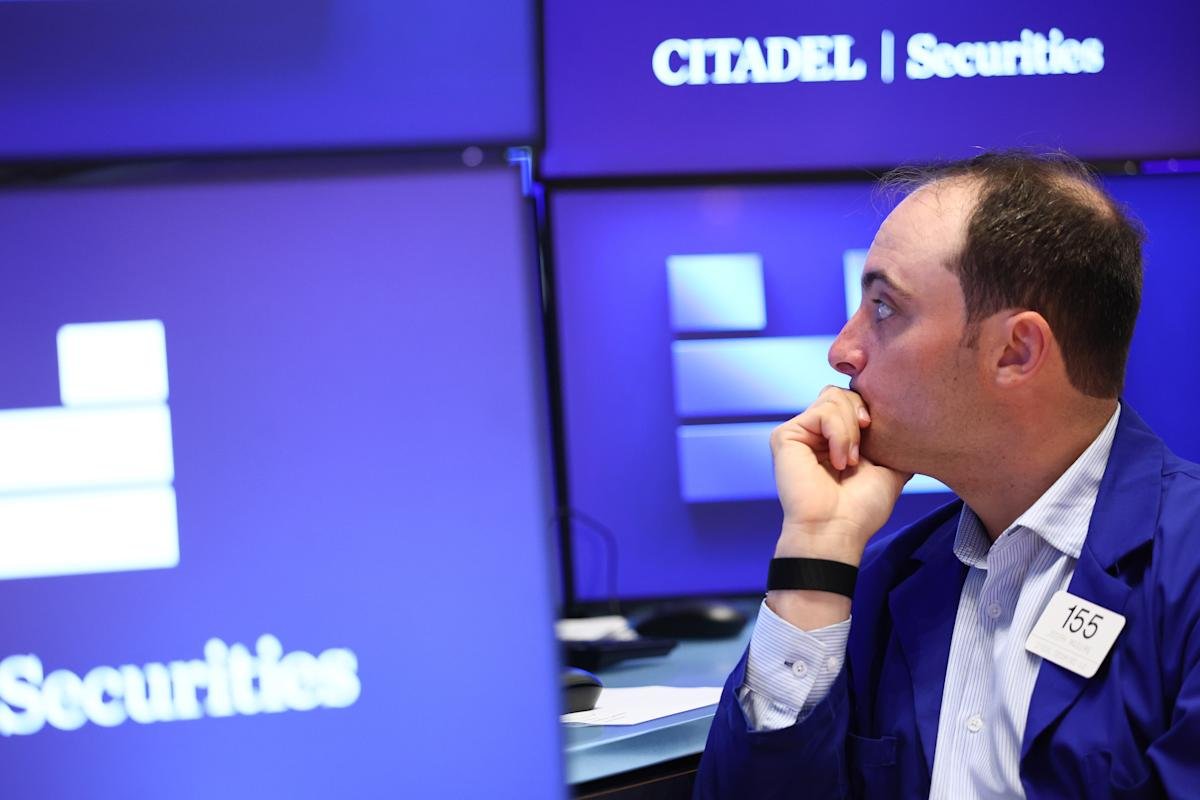 stock-market-today:-dow,-s&p-500,-nasdaq-futures-slip-after-markets-close-at-new-highs