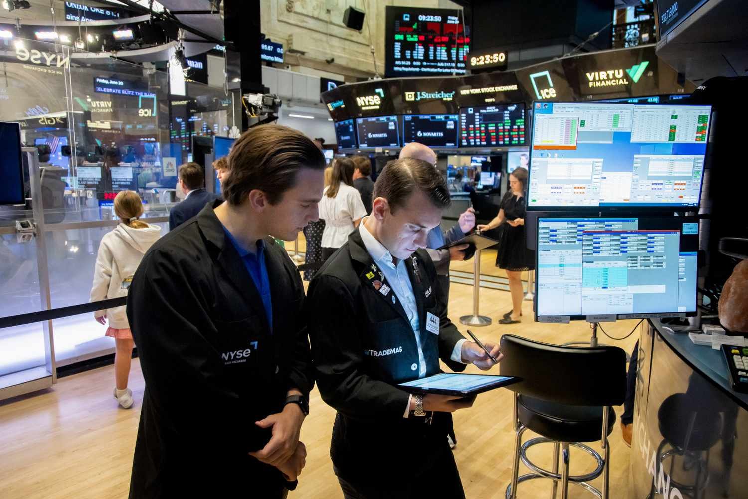 dow-jones-today:-stock-futures-little-changed-as-investors-digest-adp-jobs-data,-await-news-on-trade-talks,-budget-bill