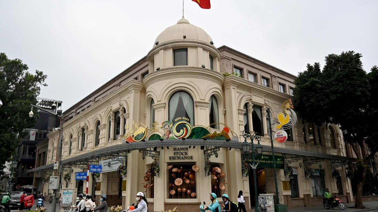 asian-stocks-mixed-as-traders-shrug-at-us-vietnam-trade-deal