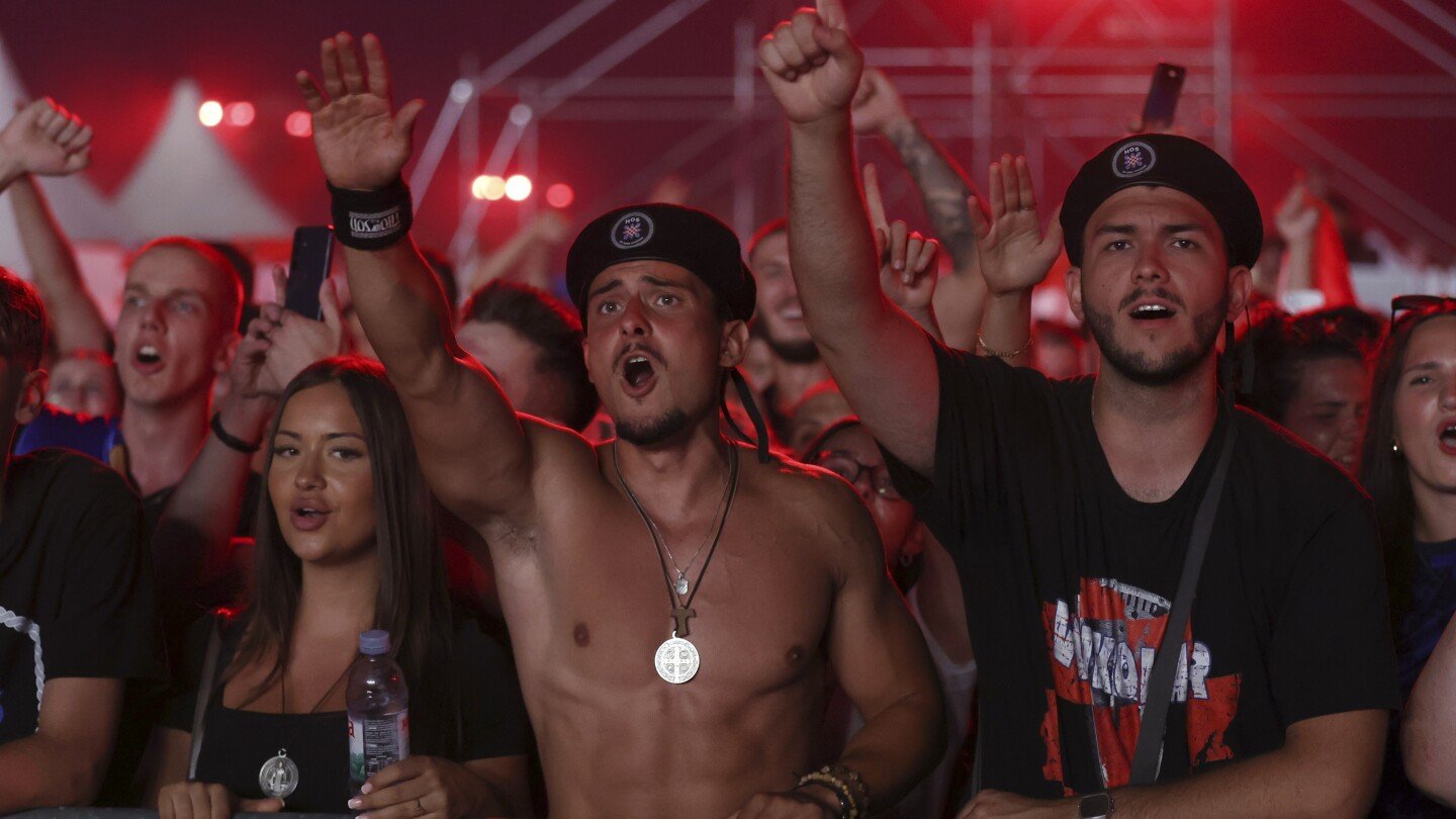 croatian-right-wing-singer-marko-perkovic-and-fans-perform-pro-nazi-salute-at-massive-concert