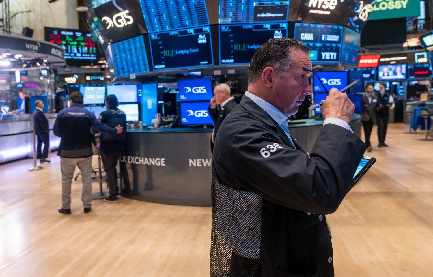 dow-jones-today:-stock-futures-inch-higher-as-trump-extends-deadline-on-tariffs