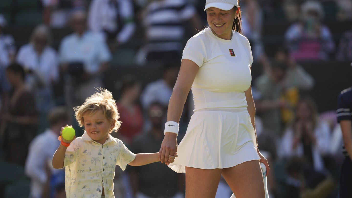 amanda-anisimova-celebrates-with-her-nephew,-jackson,-after-reaching-the-wimbledon-semifinals