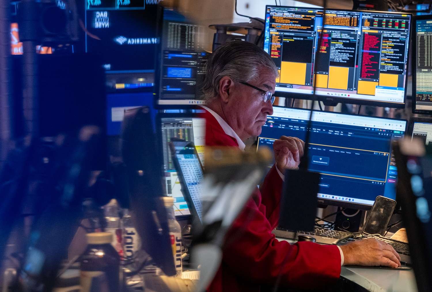 dow-jones-today:-stock-futures-little-changed-as-major-indexes-hover-near-record-highs;-airline-shares-surge-after-strong-delta-earnings