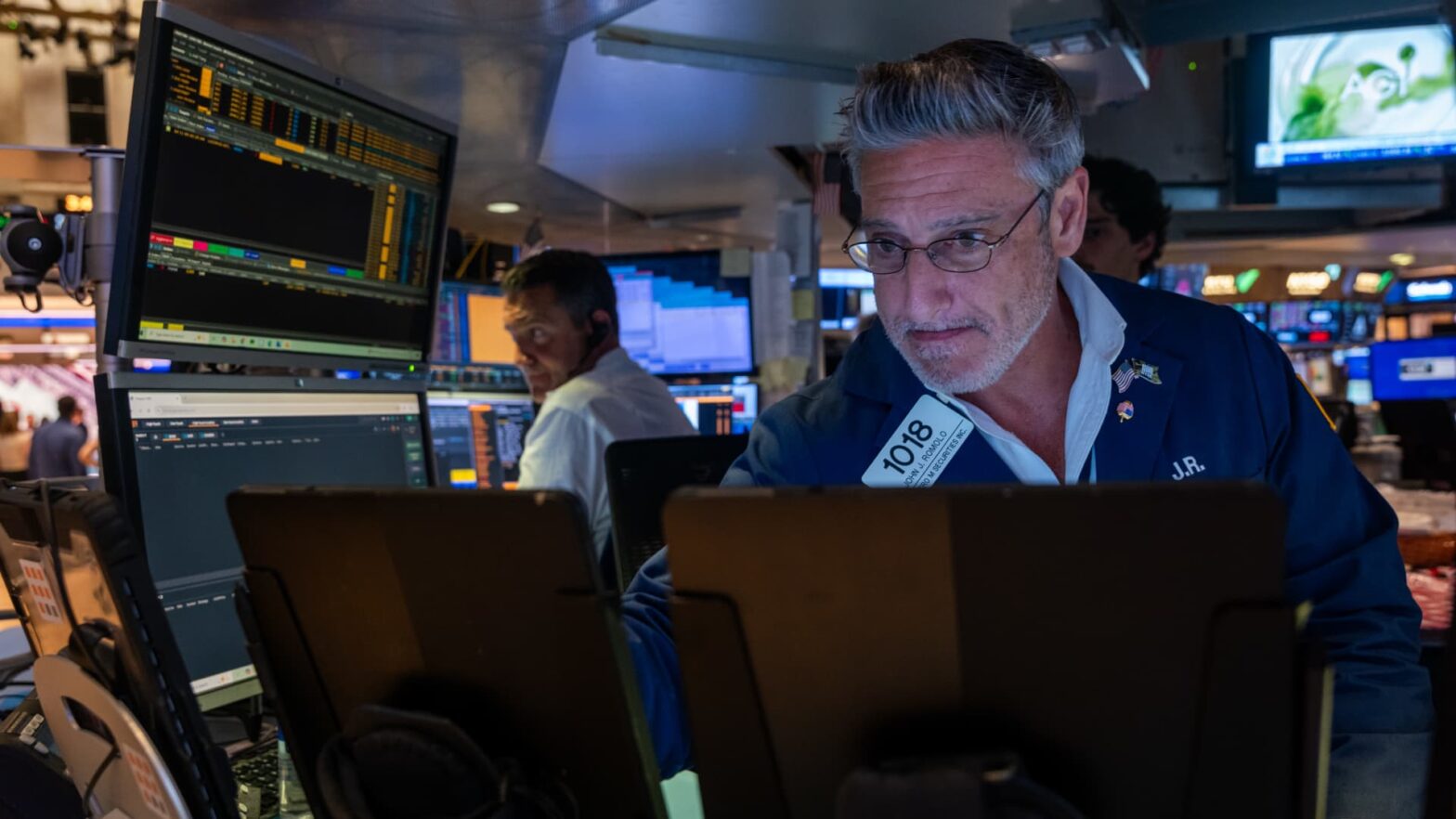 dow-futures-drop-200-points-on-sunday-after-trump-slaps-30%-tariff-on-mexico-and-the-eu:-live-updates