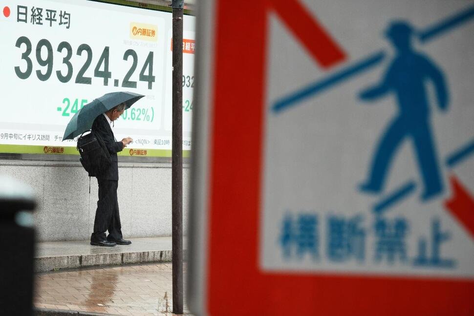 asian-shares-are-mixed-after-s&p-500-and-nasdaq-composite-pull-back-from-their-all-time-highs