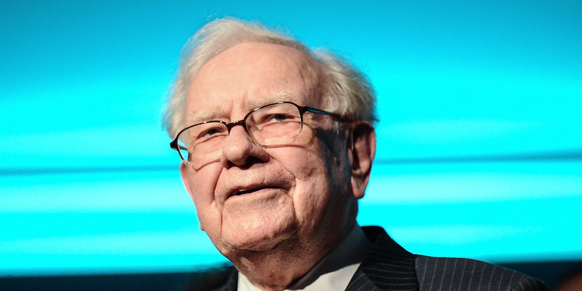 we-asked-warren-buffett-gurus-whether-his-exit-is-what’s-bringing-berkshire-hathaway’s-stock-down