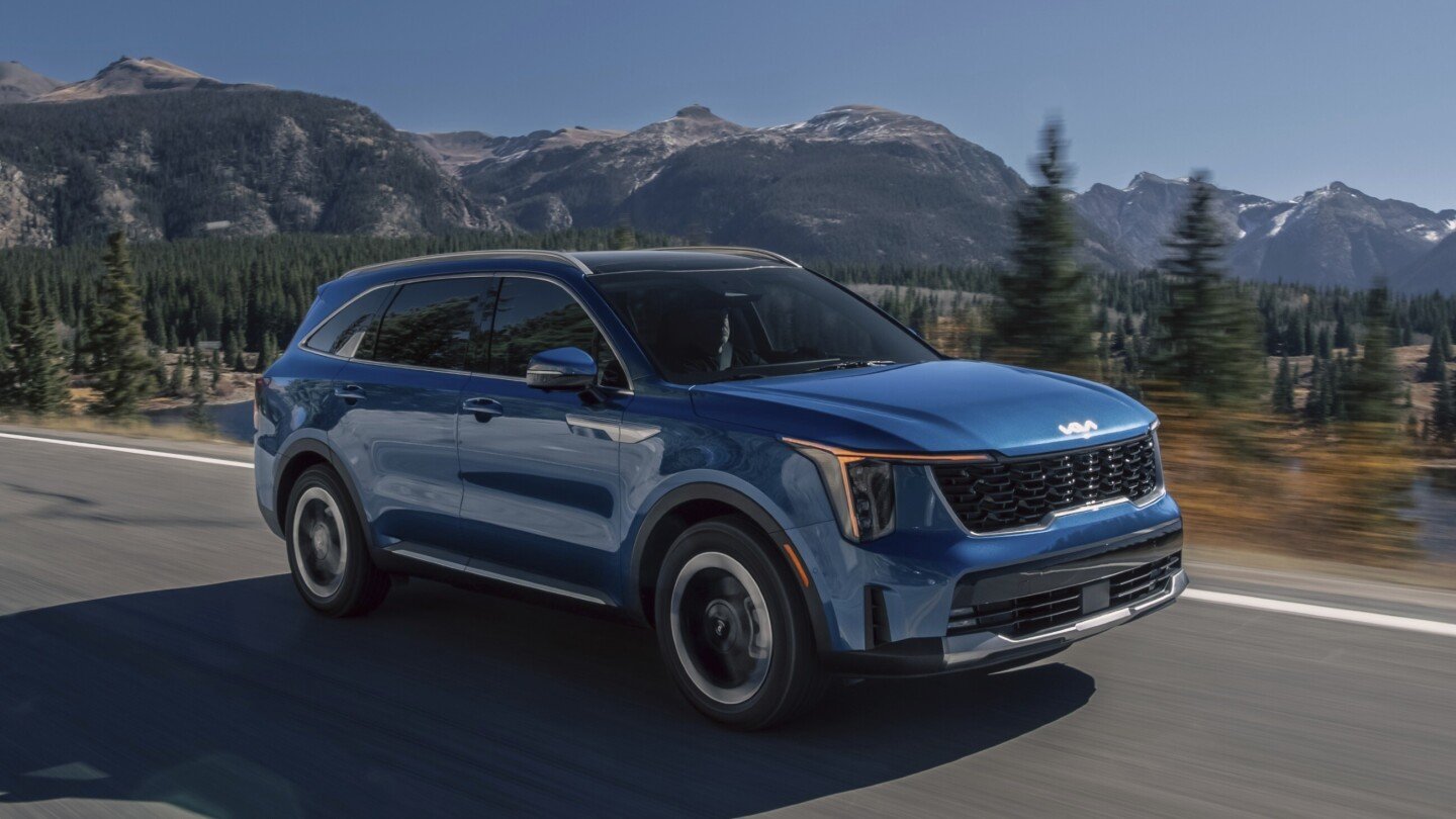 edmunds-three-row-hybrid-suv-test:-kia-sorento-vs-toyota-highlander