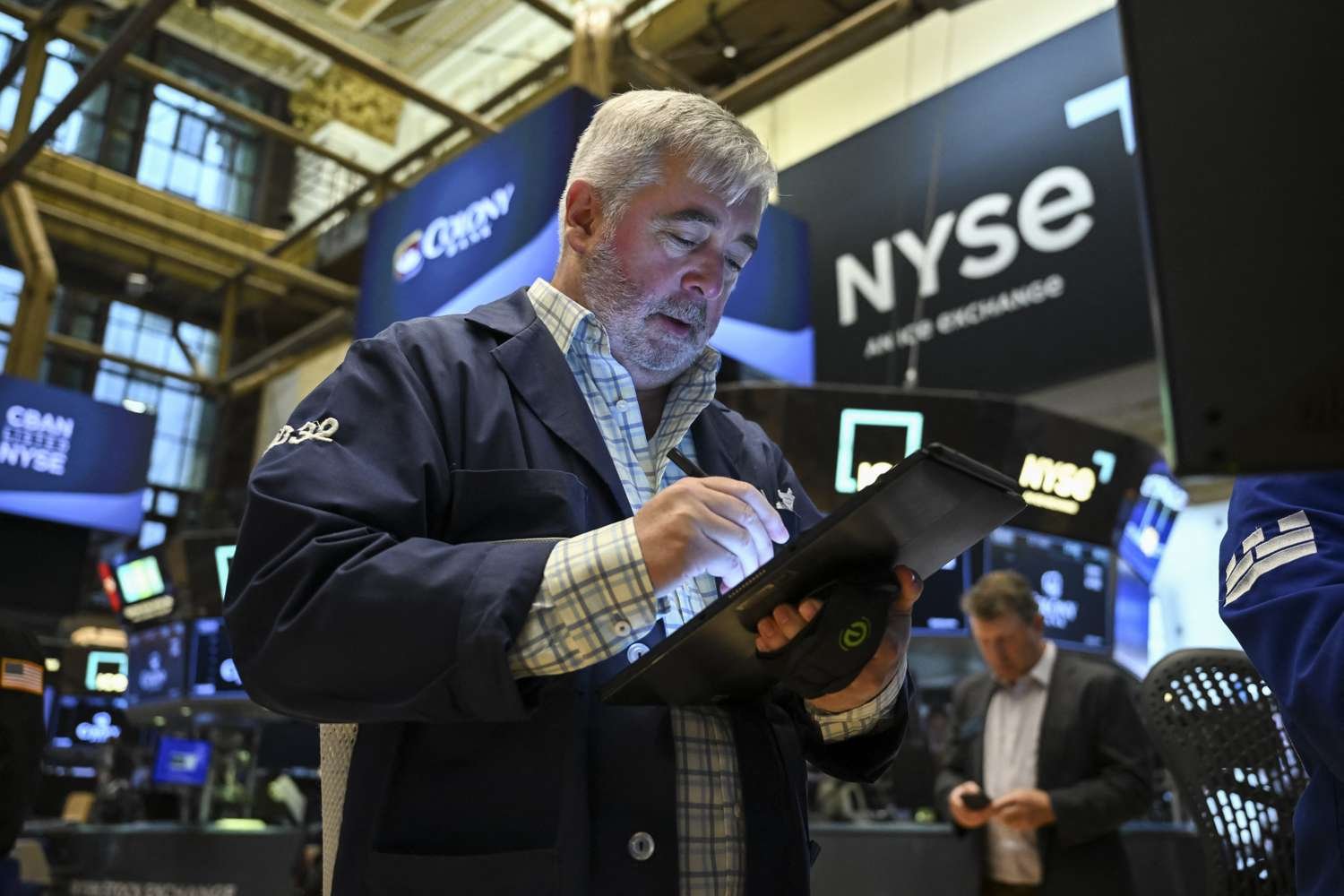 dow-jones-today:-s&p-500-futures-holding-steady-ahead-of-inflation-report-as-investors-digest-latest-batch-of-bank-earnings