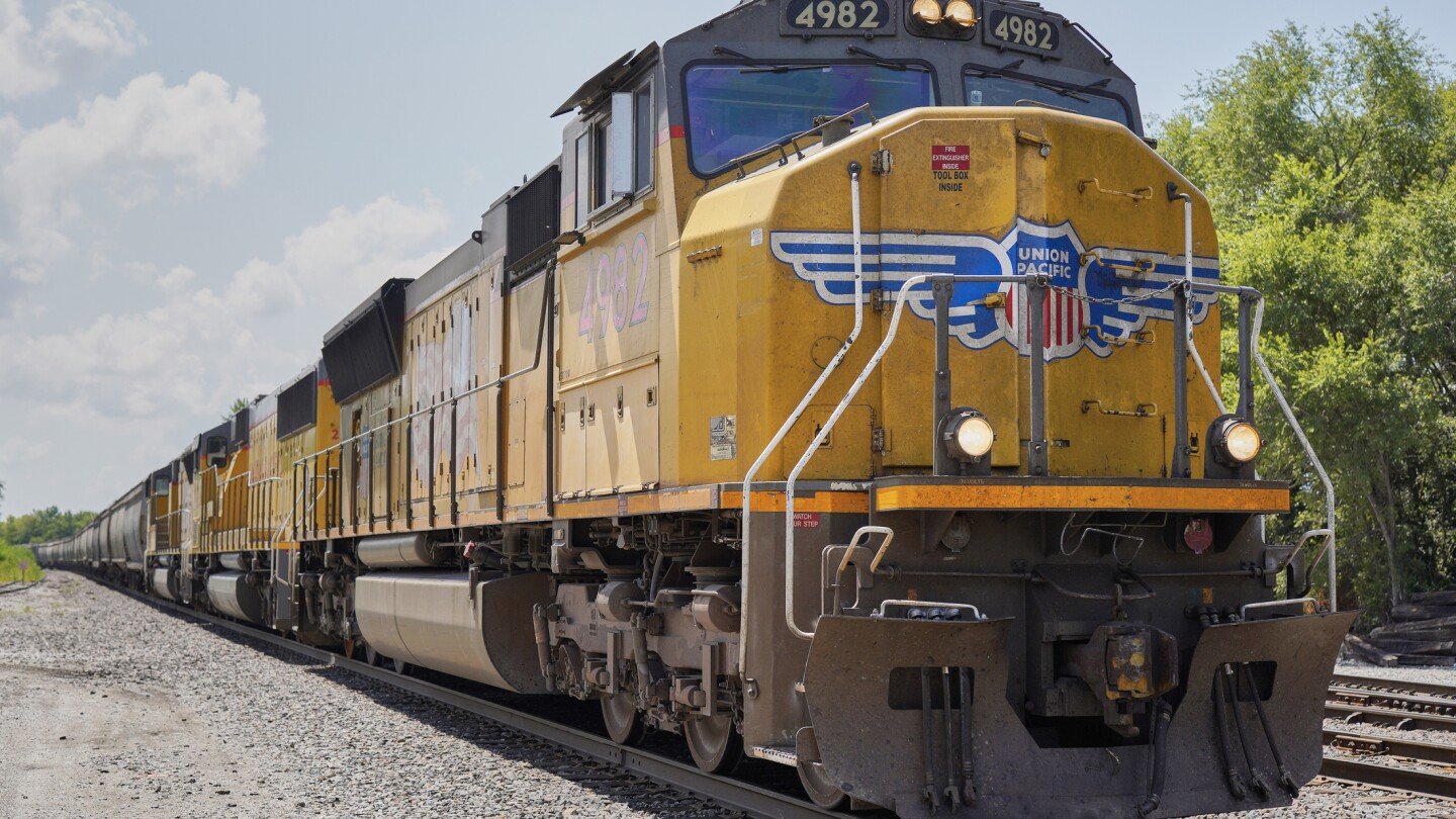union-pacific,-norfolk-southern-discuss-merger-to-create-transcontinental-railroad,-ap-source-says