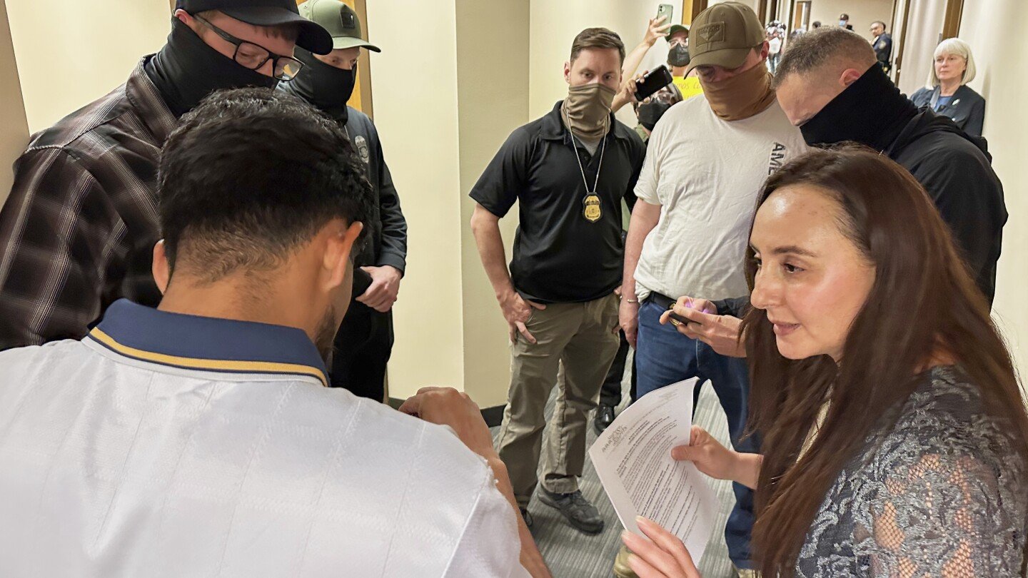 volunteers-flock-to-immigration-courts-to-support-migrants-arrested-in-the-hallways