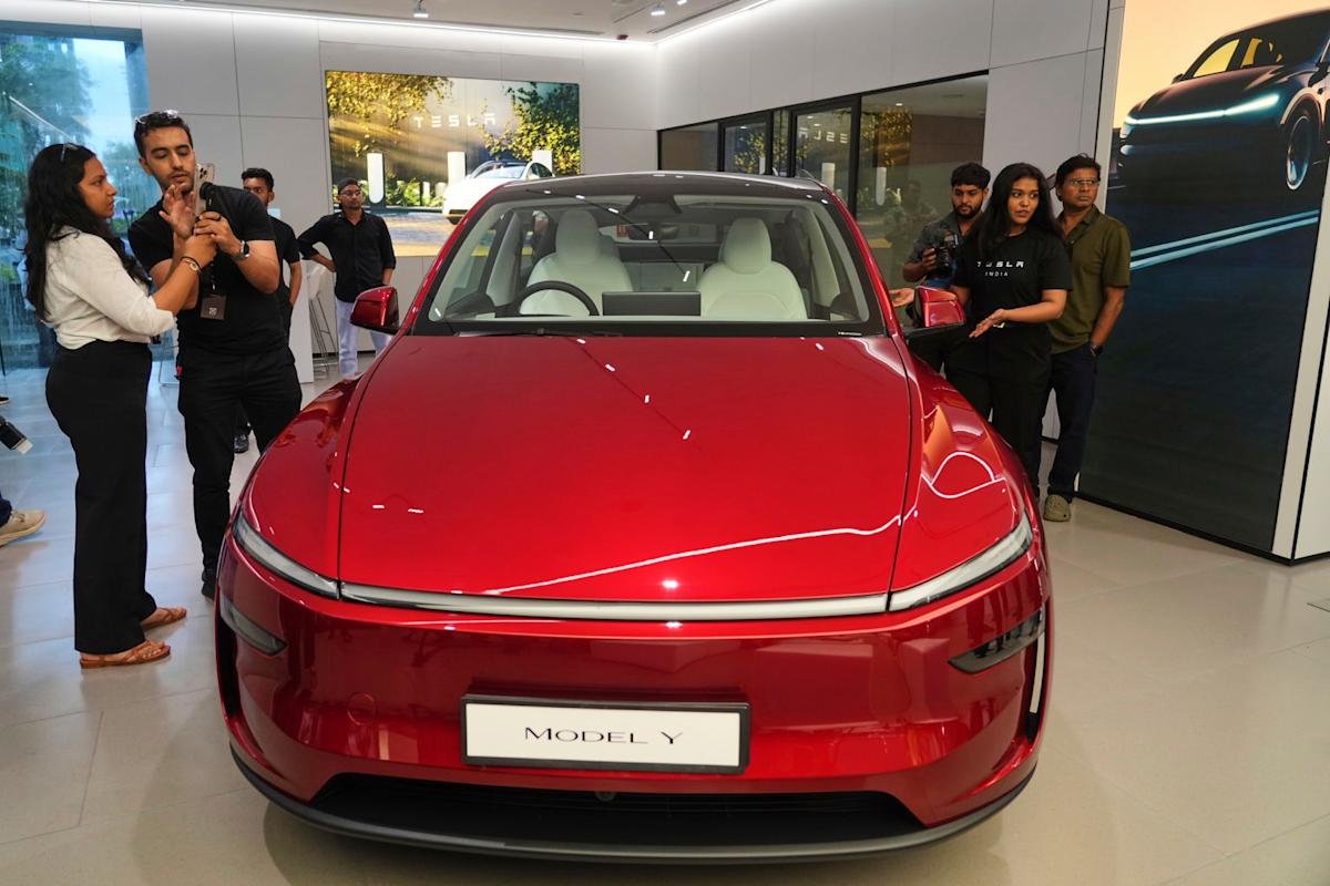 stock-market-today:-dow,-s&p-500,-nasdaq-rise-to-start-busy-week-of-big-tech-dominated-earnings