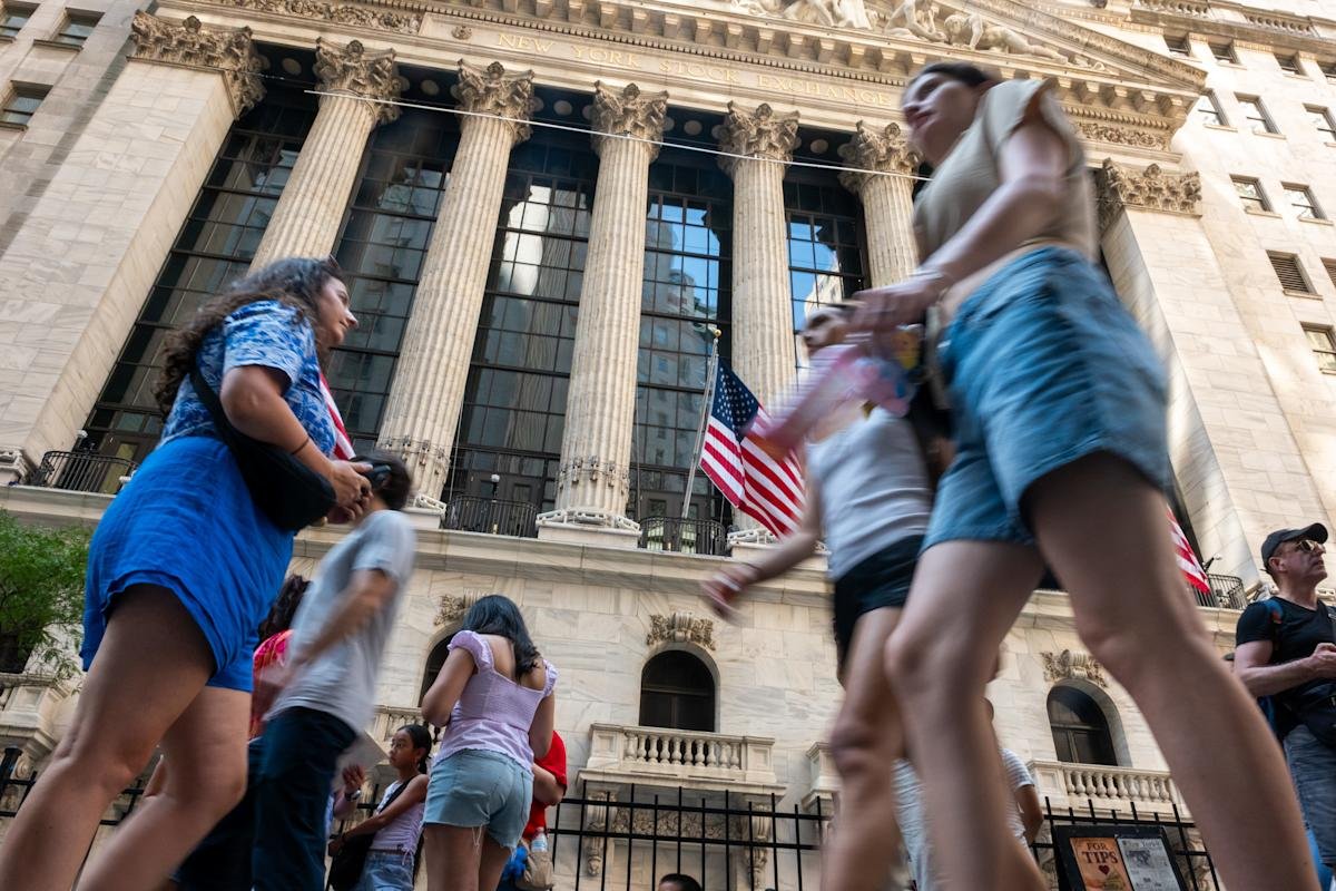 stock-market-today:-dow,-s&p-500,-nasdaq-futures-trade-flat-as-trump-downplays-powell-tensions