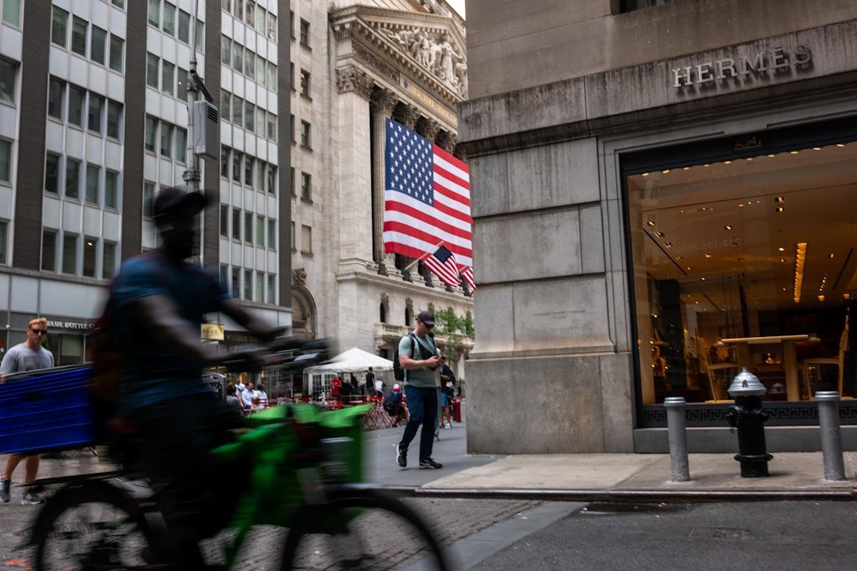 stock-market-today:-s&p-500,-nasdaq-slip-as-earnings-roll-in,-fed-decision-looms
