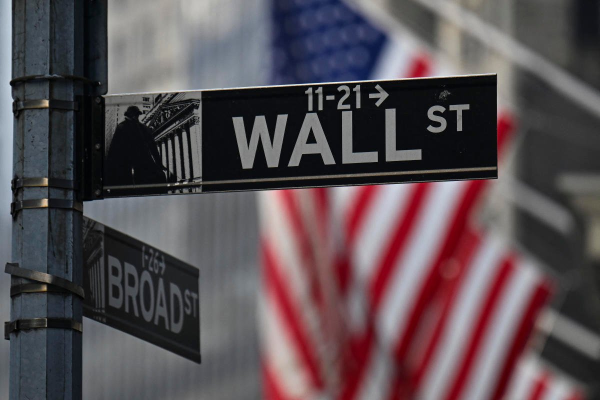 stock-market-today:-dow,-s&p-500,-nasdaq-slide-to-solid-month-on-sour-note-as-trump’s-tariff-deadline,-jobs-report-loom