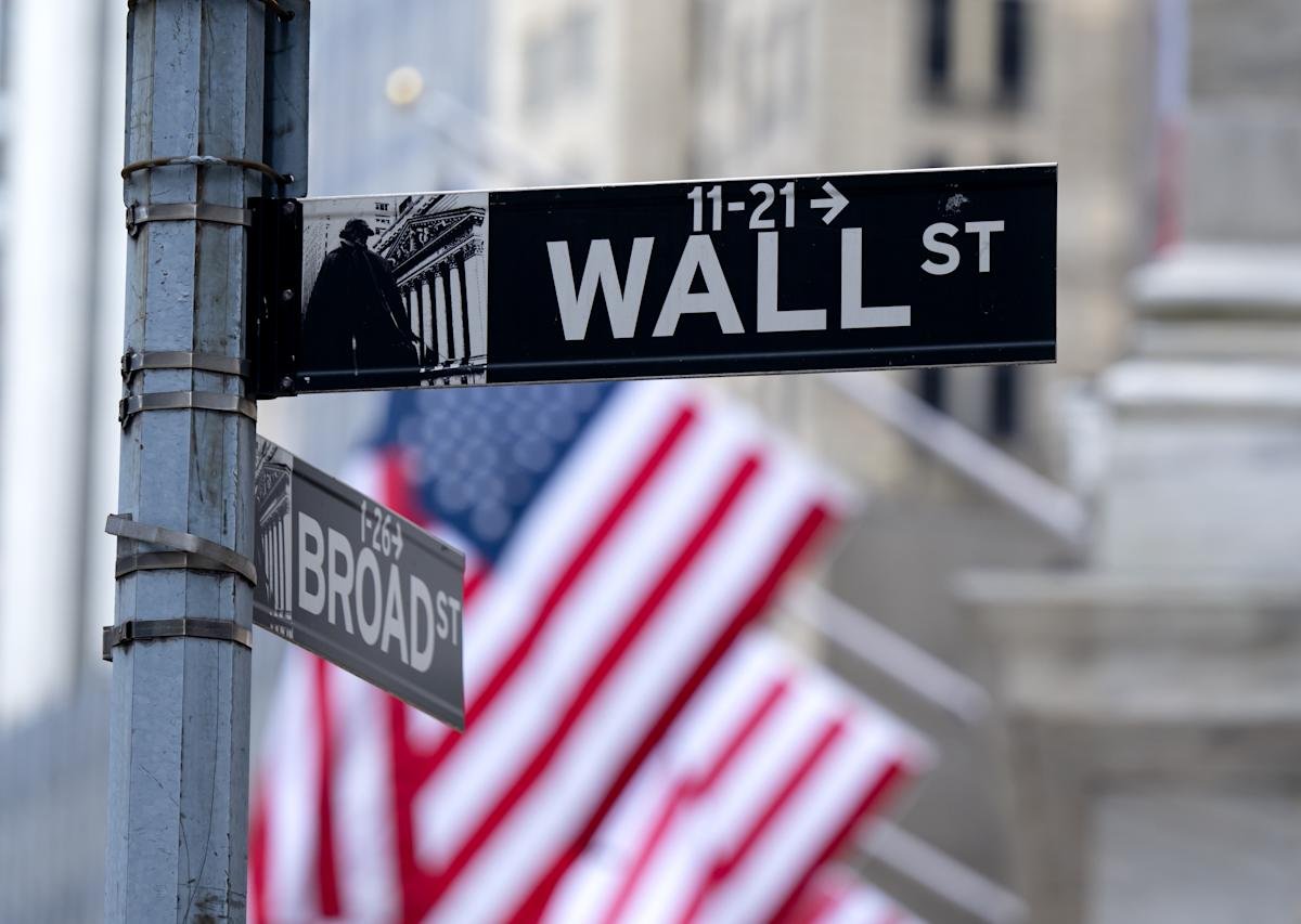 stock-market-today:-dow,-s&p-500,-nasdaq-sink-after-weak-jobs-report,-trump’s-tariff-redux