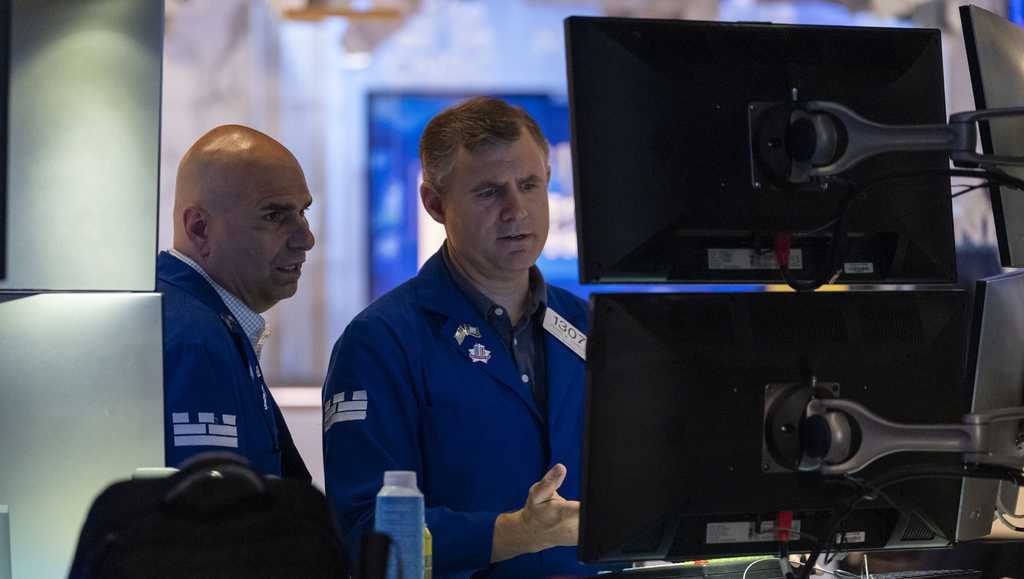 wall-street-falls-the-most-since-may-after-employers-slash-hiring-and-tariffs-roll-out