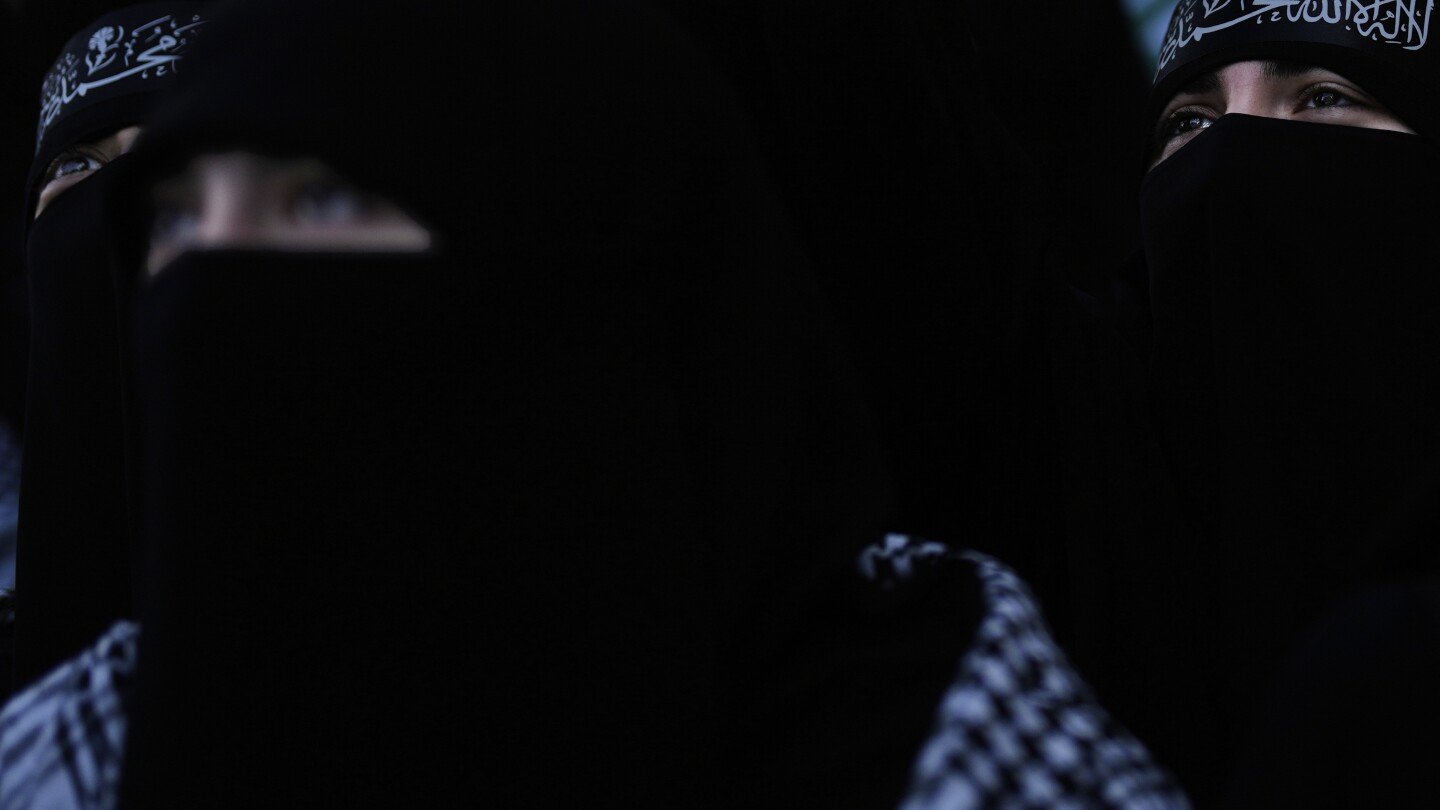 israeli-forces-kill-over-20-people-seeking-food-in-gaza,-witnesses-and-health-officials-say