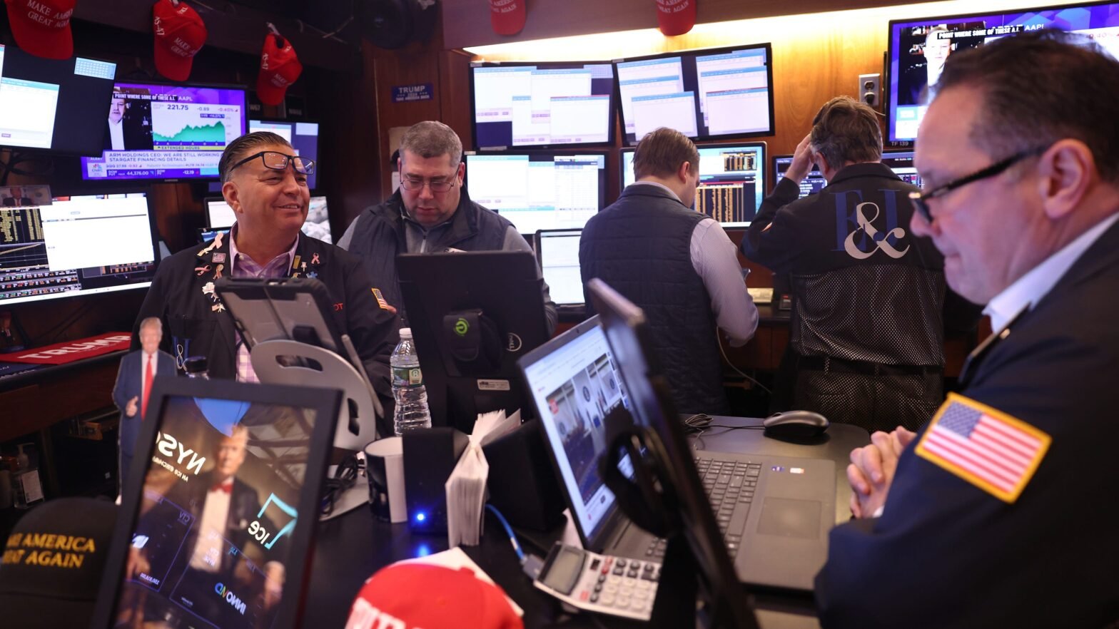 us-stock-futures-higher-amid-mixed-corporate-earnings