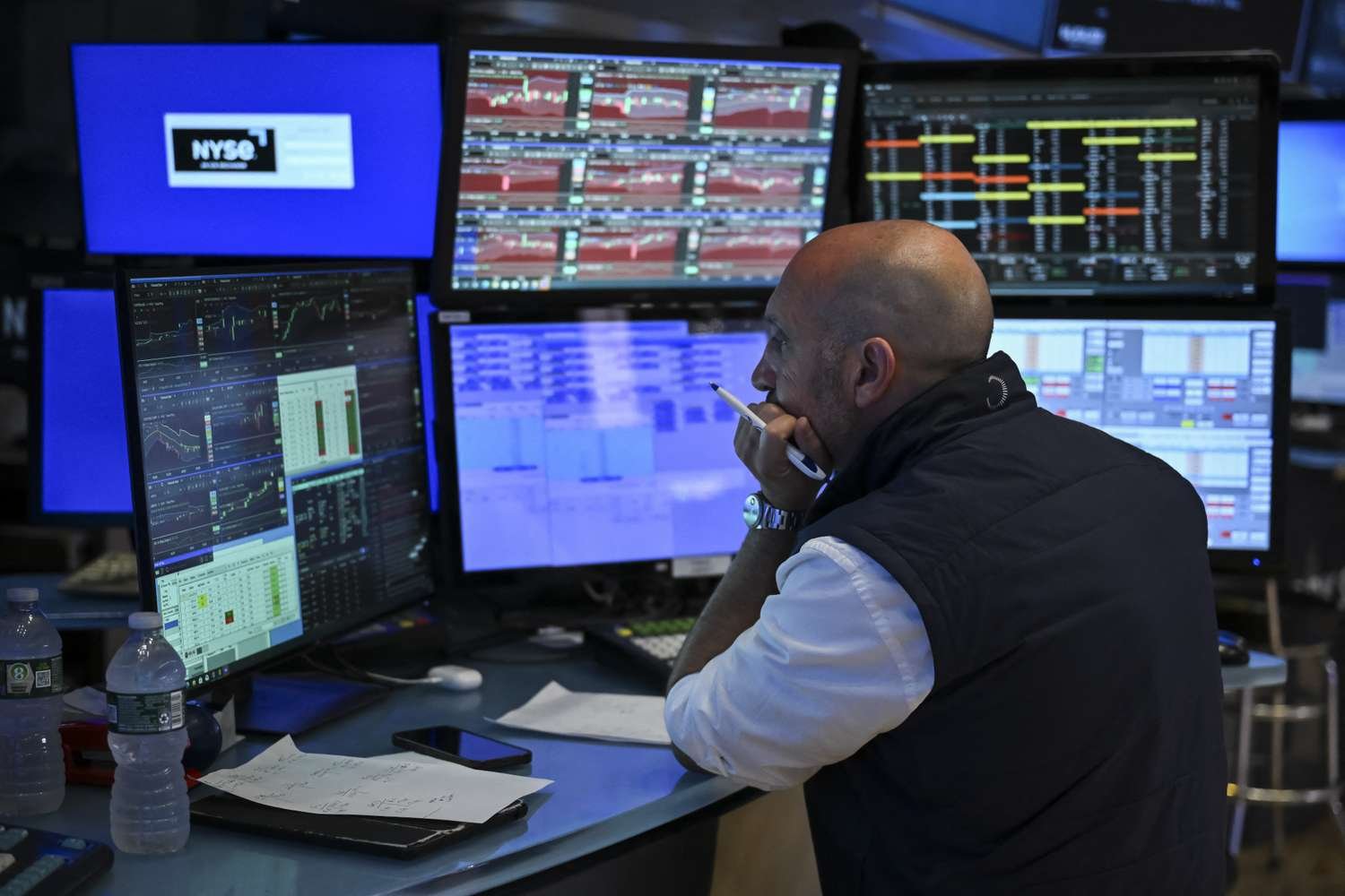 dow-jones-today:-stock-futures-inch-higher-as-market-looks-to-extend-strong-start-to-the-week;-palantir-jumps-after-earnings