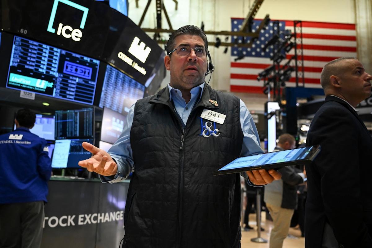 one-key-reason-a-slowing-economy-isn’t-shaking-stock-market-bulls:-morning-brief