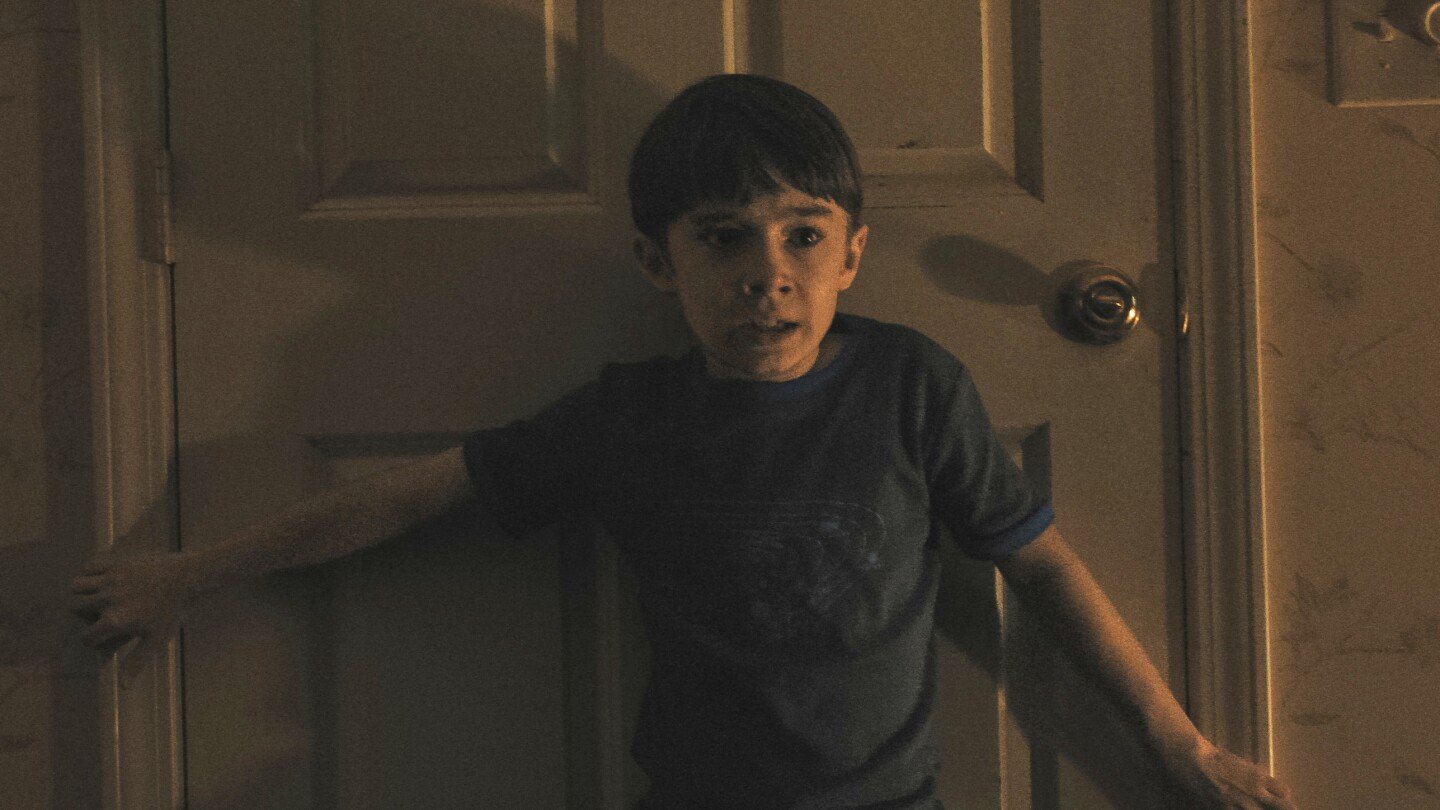 movie-review:-why-did-17-kids-vanish-at-2:17-am.?-zach-cregger’s-‘weapons’-delves-into-the-mystery