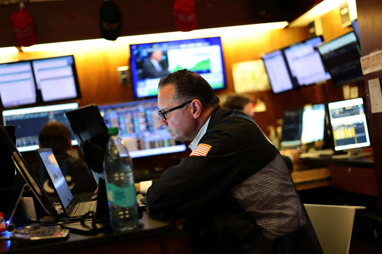 s&p-500-gains-and-losses-today:-apple-stock-climbs;-eli-lilly-slumps-after-disappointing-trial-results