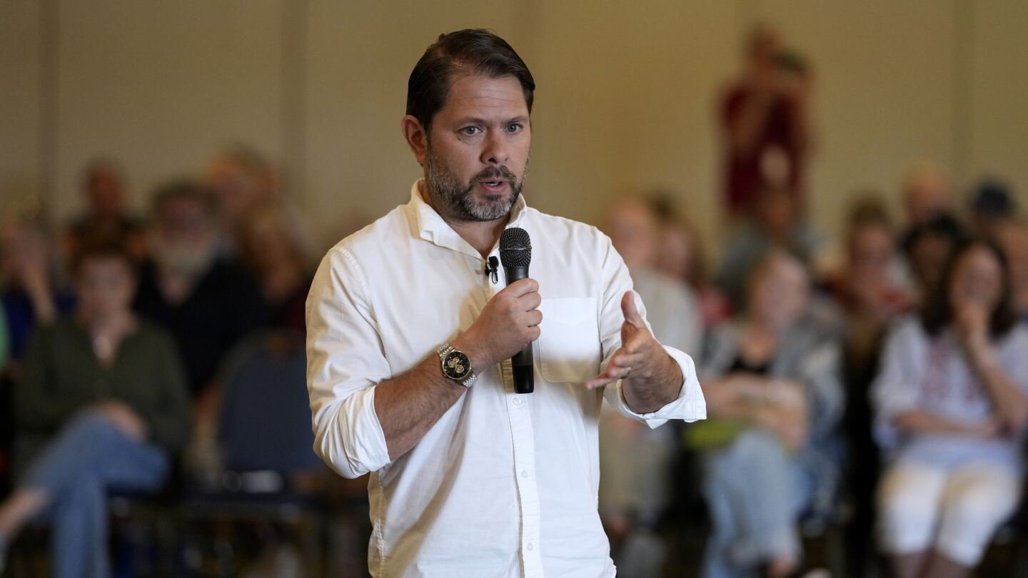 hundreds-cheer-arizona-sen.-ruben-gallego-as-democrats-take-offensive-against-trump’s-tax-bill
