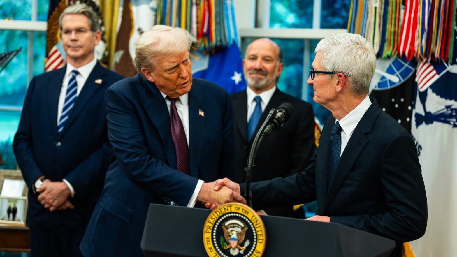 5-things-to-know-before-the-monday-open:-chipmakers-and-china-|-apple’s-run