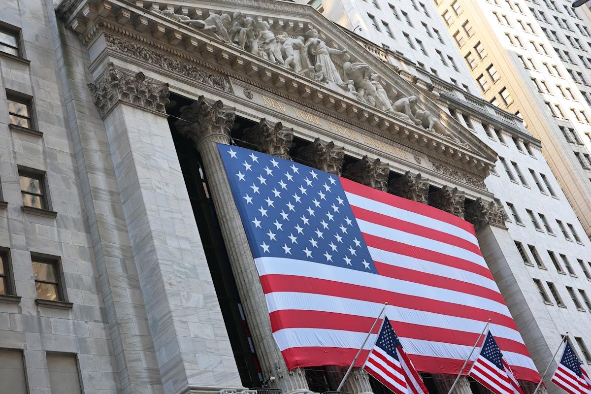 stock-market-today:-dow-jumps-450-points-as-s&p-500,-nasdaq-log-back-to-back-records-on-surging-fed-rate-cut-bets