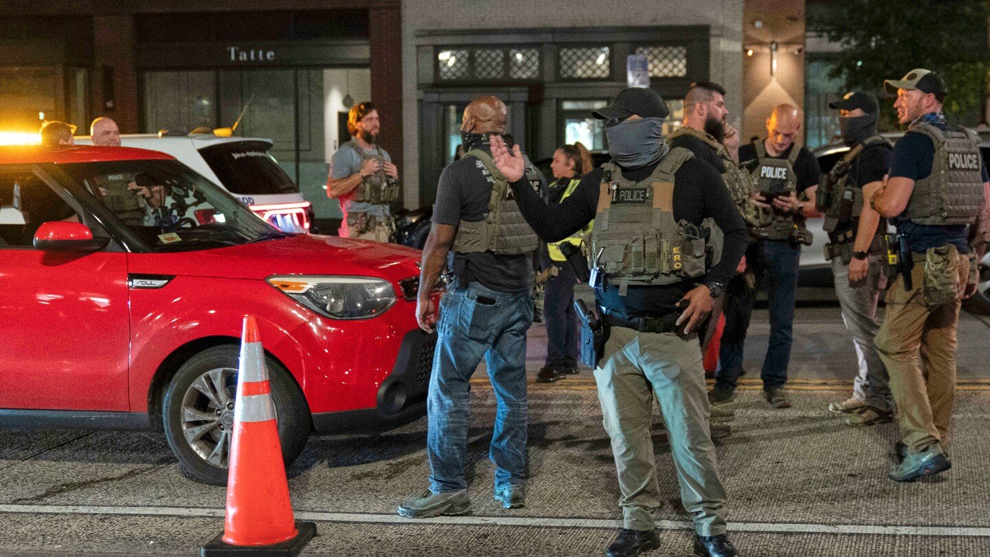 federal-agents-will-be-out-24/7-on-patrol-in-washington,-the-white-house-says