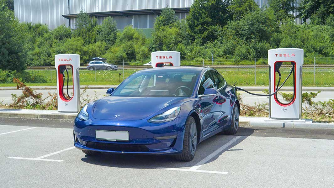 futures:-big-powell-speech-ahead;-tesla-forging-buy-point