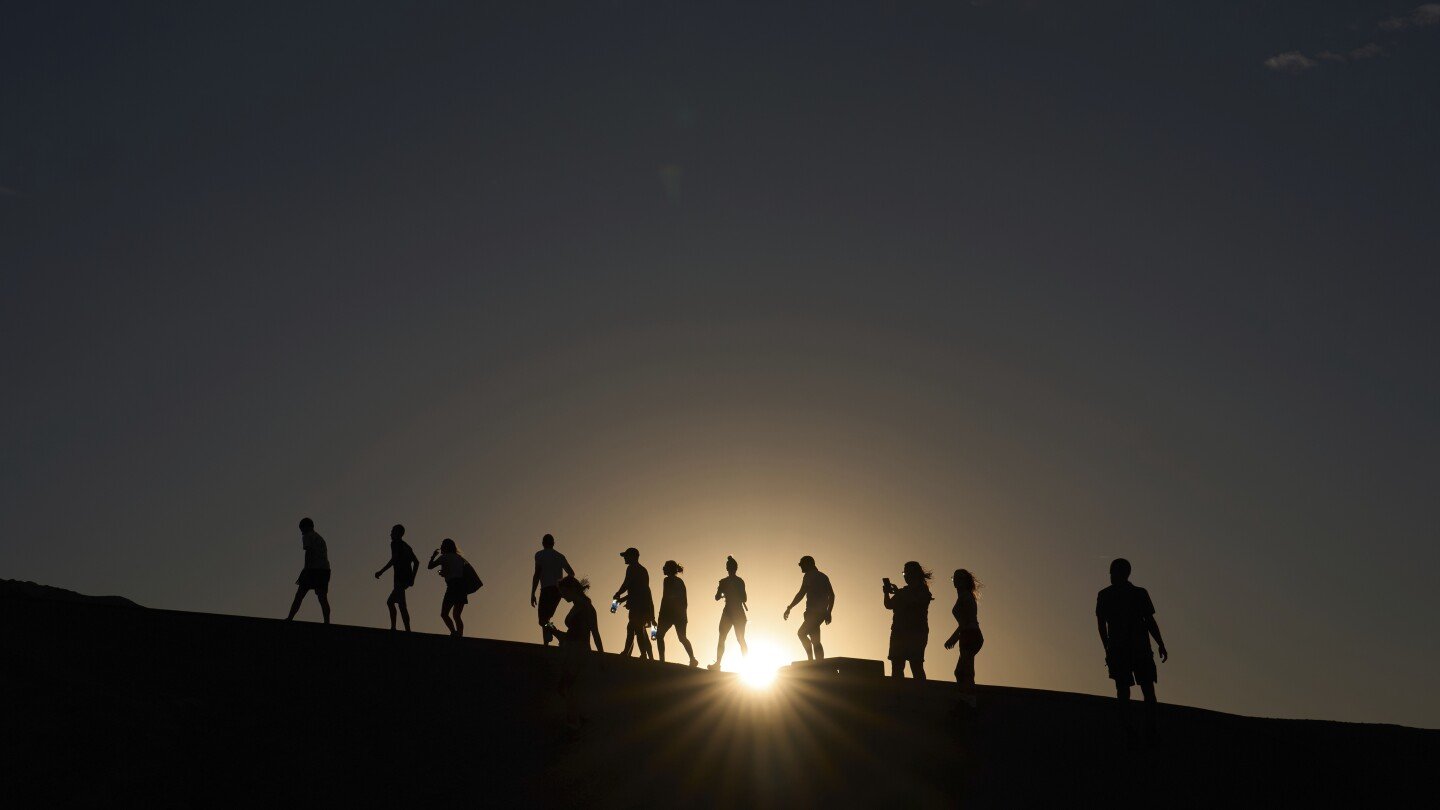 searing-heat-draws-visitors-to-california’s-death-valley,-where-it’s-tough-to-communicate-the-risks
