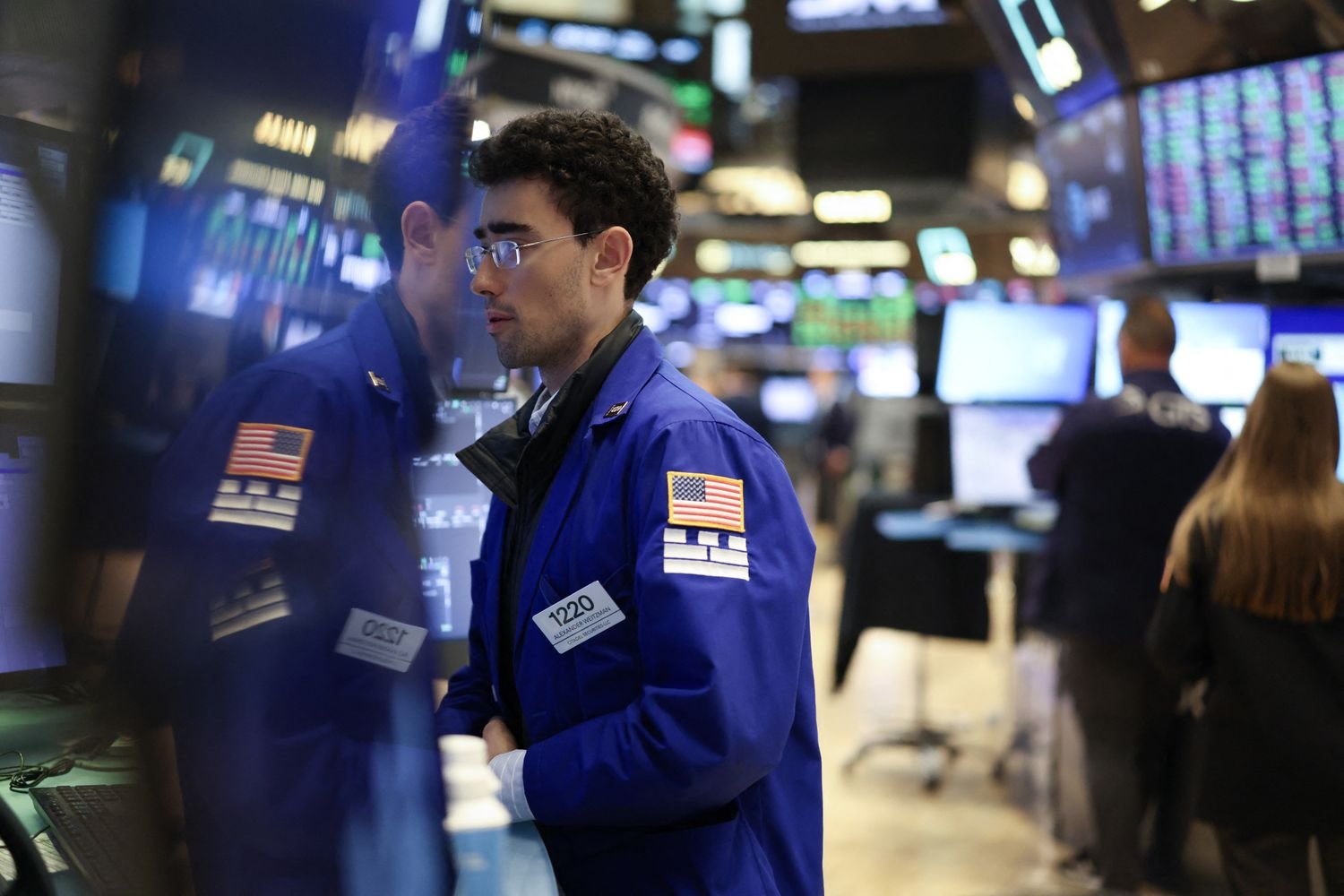 dow-jones-today:-stock-futures-holding-steady-as-major-indexes-near-record-highs;-intel-jumps-on-news-of-softbank-investment