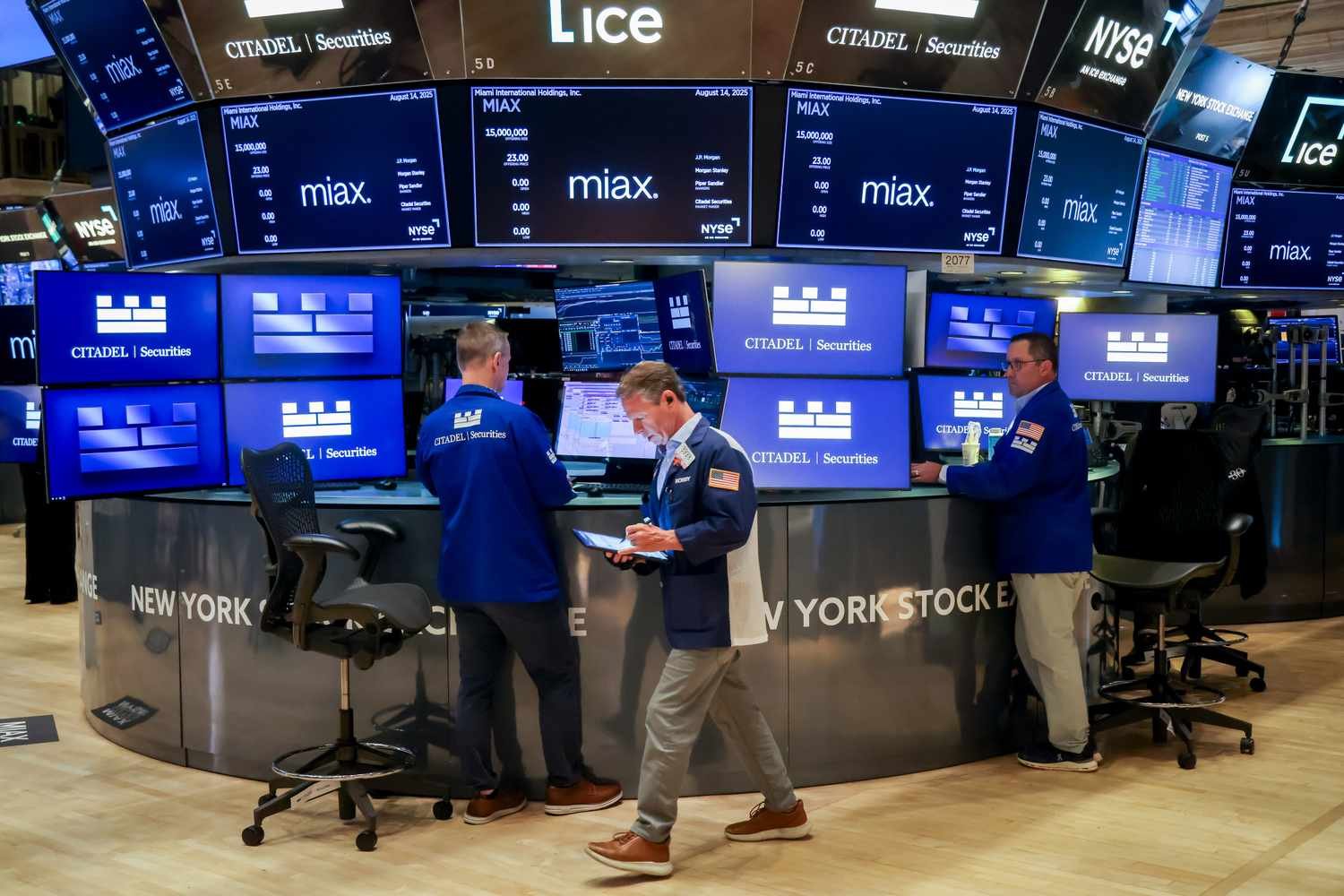 dow-jones-today:-stock-futures-fall-after-four-days-of-losses-for-s&p-500-as-tech-stocks-remain-under-pressure;-walmart-drops-after-earnings