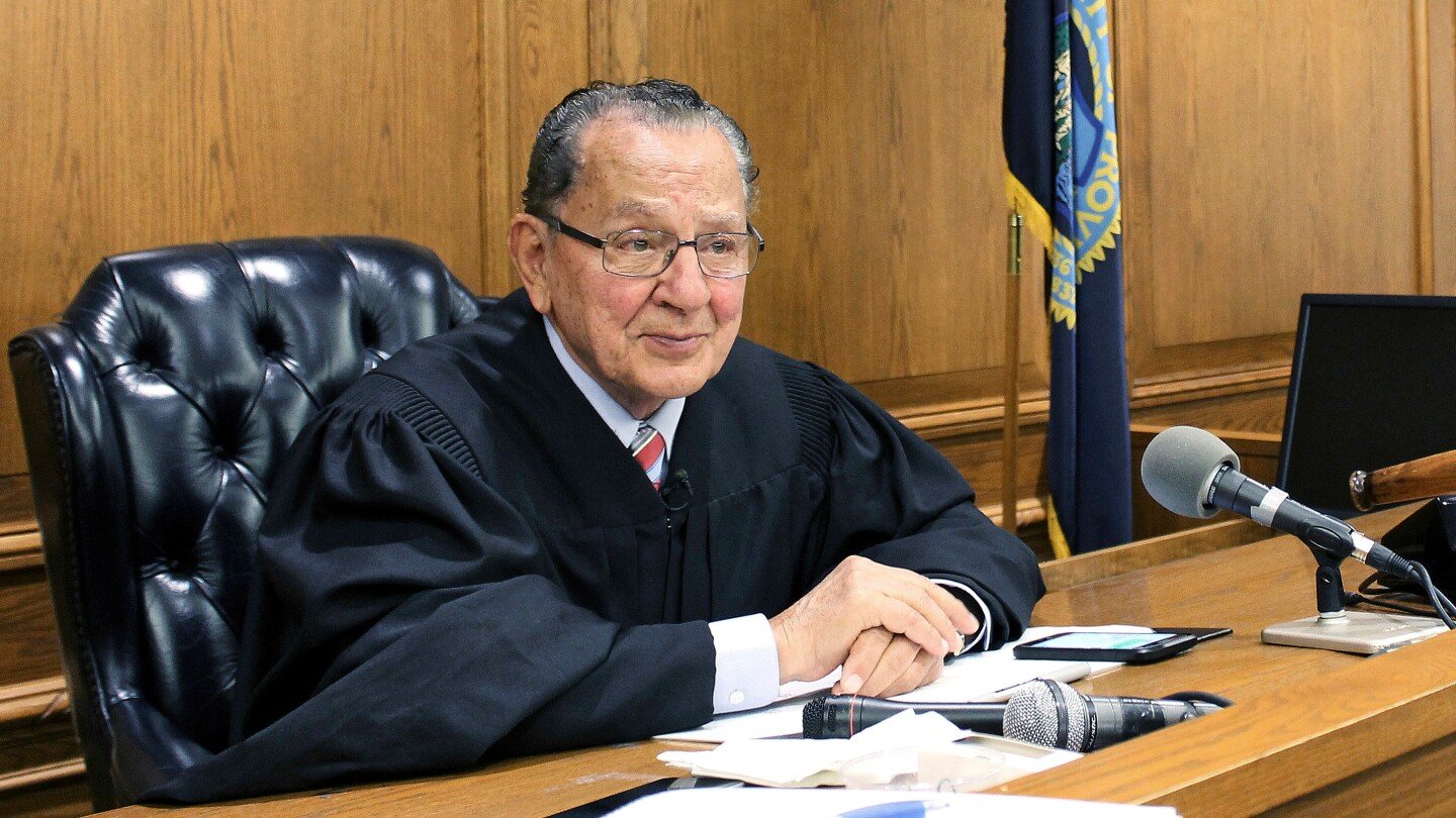 frank-caprio,-rhode-island-judge-who-drew-a-huge-online-audience-with-his-compassion,-dies-at-age-88